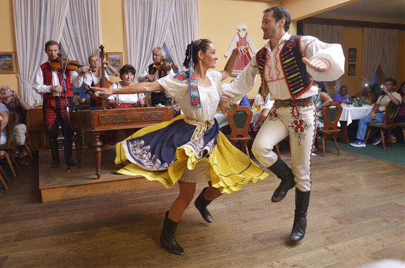Folklórní večer: cimbálová kapela, večeře, víno - preview image